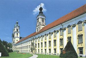 Die Entscheidung zum Neubau des Stifts St. Florians fiel unter David Fuhrmann (1667-1689), dem 39. Probst. Damals konnten die Augustiner Chorherren bereitsauf ein mehr als 600jähriges Wirken zurückblicken.