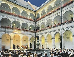 Der Arkadenhof des Linzer Landhauses.das heute auch Sitz der Landesregierung ist. Der Arkadenhof dient immer wieder als Veranstaltungsort für Konzerte.