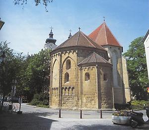 Tulln: Der spätromanische-frühgotische Karner (heute 'Dreikönigskapelle') aus dem 13. Jahrhundert zählt zu den bedeutendsten Bauwerken dieser Zeit in Österreich.