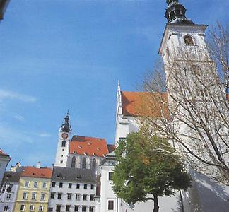 Die Pfarrkirche hl. Veit (1630) in Krems mit der Piaristenkirche 'Zu unserer lieben Frau' (spätgotische Hallenkirche um 1480) im Hintergrund.