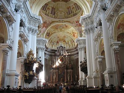 Blick in die prachtvolle Stiftskirche von St. Florian: Der hinten erkennbare Sakramentsaltar stammt von dem Architekten Giovanni Antonio Daria und trägt ein von dem Künstler Leopold Schulz im Jahre 1848 gefertigtes Bild.