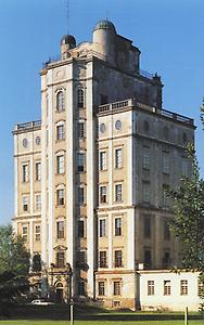 Das äteste erhaltene 'Hochhaus' Europas ist die Sternwarte des Stifts Kremsmünster, die 1758 fertig gestellt wurde.
