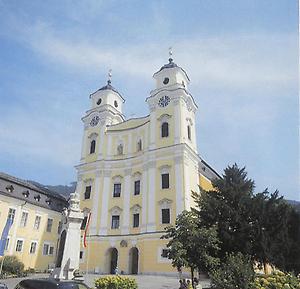 Die ehemalige Stiftskirche Mondsee erhielt 2005 den Titel einer päpstlichen 'Basilika minor'. Diesen besonderen Ehrentitel verleiht der Papst einer bedeutenden Kirche.