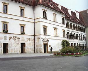 Das steirische Bischofsschloss Seggau liegt im Süden der Steiermark über der Bezirksstadt Leibnitz.