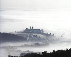 Stimmungsvoller Blick auf das imposante Schloss Stainz, das seine Wurzeln in der Renaissance und im Barock hat.