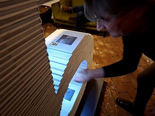 Objekt von Tanja Alber: Joachim Karner schaltet das Licht ein.