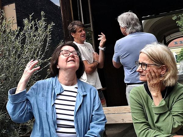 Martina Brandl (links) im Gespräch mit Christa Zmölnig. Im Hintergrund Extremsportler Jörg Painsipp (links) im Gespräch mit Richard Mayr.