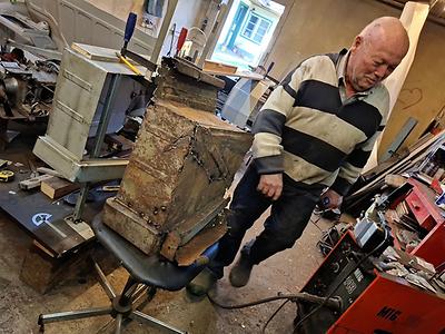 Walter Pillich mit einem Teil des Hecks.