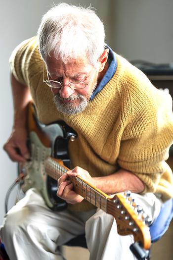 Chris Scheuer mit seiner Strat. (Foto: Richard Mayr)