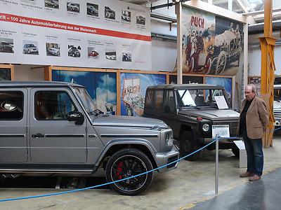 Hausherr Karlheinz Rathkolb in der Extra-Zone vor dem ältesten und dem jüngsten G-Wagen des Museums. (Foto: Martin Krusche)