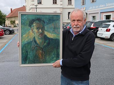 Fotograf Franz Sattler mit einem Selbstportrait von Albin Schrey. (Foto: Martin Krusche)
