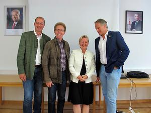 LEADER-Managerin Iris Absenger Helmli und die Bürgermeister (von links) Robert Schmierdorfer, Werner Höfler, Peter Moser – (Foto: Martin Krusche)
