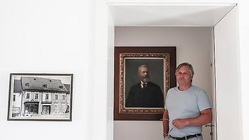 Fotograf Richard Mayr vor einem Portrait des Landtagsabgeordneten Richard Mayr : Er gründete 1872 in Gleisdorf die Feuerwehr und ließ das heutige Rathaus bauen, wurde 1890 in den steirischen Landtag entsandt. Mayr sagt über Mayr: 'Ich hab ihn leider nicht gekannt.' (Foto: Martin Krusche)