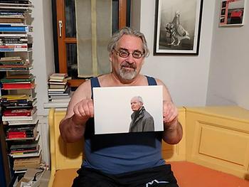 Autor Martin Krusche mit einem Portrait von Maler Hannes Schwarz : Diese Aufnahme bezieht sich auf den Weizer Maler Hannes Schwarz (†). Ich hab das Foto bei einer gemeinsamen Fahrt zum Stift Admont aufgenommen, wo er überprüfen wollte, ob seine frühen Druckgrafiken in der dortigen Sammlung etwas taugen. Dazu wäre noch anzumerken: Was immer mir als Künstler gelingt, beruht auf den Vorleistungen anderer, die mich inspiriert haben, meinem Denken auf die Sprünge halfen, die mir durch ihr Werk zu jenen ästhetischen Erfahrungen verholfen haben, mit denen ich meine Arbeit tun kann. (Foto: Ursula Glaeser)