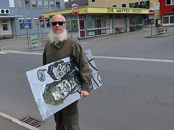 Maler Nikolaus Pessler mit einem von ihm stammenden Portrait der Autorin Elfriede Jelinek : Der Flying Circus (Petra Lex & Nikolaus Pessler) hatte eine seiner ersten Stationen im oststeirischen Feldbach. Da ergab sich dieser Schnittpunkt: Die Literaturnobelpreisträgerin Elfriede Jelinek gilt als ebenso umstritten, wie es die Friedensnobelpreisträgerin Bertha von Suttner war. Deren 1889 erschienener Roman