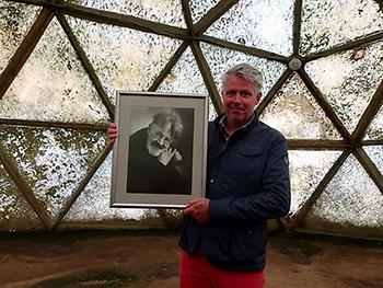 Arzt Georg Kurtz mit einer Fotografie des Unternehmers Camillo Kurtz : Mit ihm begann die Gleisdorf-Geschichte der Familie. Seine Brüder Augustin Maria Kurtz-Gallenstein und Arthur Kurtz waren versierte Maler. Das wurde unter seinen zwölf Kindern dann auch sein Sohn Camillo, über den Georg sagt: „Ich kann mich an diesen Mann mit Hut, der manchmal bei uns vorbeikam, kaum erinnern. Ich war sieben Jahre alt, als er gestorben ist.“ (Foto: Martin Krusche)