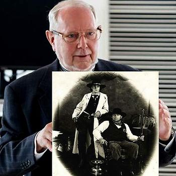 Wissenschafter Hermann Maurer mit einer Fotografie, die ihn und seinen ersten Assistenten Walter Bucher in Calgary (Canada) zeigt. Frage: Wie kann ein junger Österreicher eine englische Vorlesung halten? Antwort: schlecht. Siehe die Geschichte dazu ! Fußnote: Calgary bedeutet in der schottisch-gälischen Sprache etwa Strand an der Wiese. (Foto: Hermann Maurer)