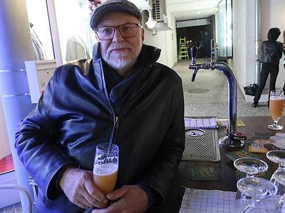 Bierbrauer Tino Pölzer an seiner mobilen Schank. (Foto: Martin Krusche)