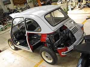 Das Schnittmodell des Steyr-Puch 500 macht anschaulich, wie kompakt dieses Auto dasteht. Leistungssteigerung muß also über viele feine Details zustandegebracht werden. – (Foto: Martin Krusche)