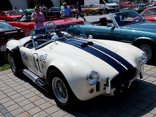 Anfangs noch ganz eng gesetzt: Eine Shelby Cobra mit Le Mans-Streifen im Stil von Briggs Cunningham. (Foto: Martin Krusche)