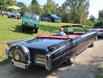 Rollender Zierrat vor Nutzfahrzeug: Ein Steyr-Puch Haflinger blickt schräg auf den Caddy herunter. (Foto: Martin Krusche)