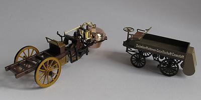 Links Cugnots Fardier, rechts der Daimler*sche Lastwagen als Miniaturen. (Foto: Martin Krusche)