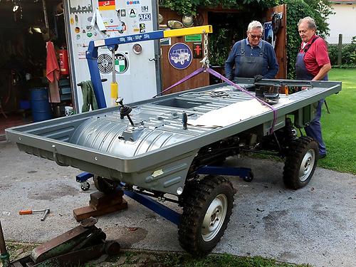 Manfred Haslinger (links) und Fredi Thaler setzen die Plattform auf das Haflinger-Chassis. (Foto: Martin Krusche)