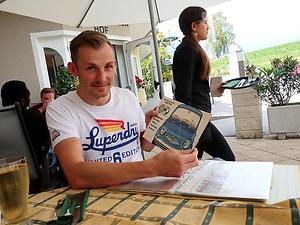 Manuel Wutti mit Lanner-Material. (Foto: Martin Krusche)