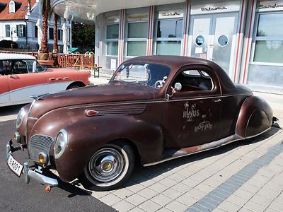 Das Basis-Design dieses 1939er Lincoln Zephyr, ein typisches Dreifenster-Coupé, stammt von Tom Tjaarda, der sich dazu vom Flugzeugbau inspirieren ließ. Durchaus denkbar, daß unter dieser Haube noch ein sechs Liter V12 steckt, aber viel wahrscheinlicher ein späteres V8-Triebwerk. – (Photo: Martin Krusche)