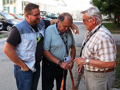 Zwei Generationen von Handwerkern geben ihr Wissen an eine dritte Generation weiter: Links (neben Fredi Thaler und Manfred Haslinger) Werkstättenleiter Michael Pust. – (Photo: Martin Krusche)