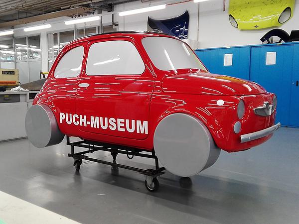 Das renovierte Häusel des Steyr-Puch 500 S, hier in der Grazer Lehrwerkstatt, steht inzwischen wieder als Wegweiser vor dem Grazer Johann Puch Museum. – (Photo: Magna Steyr)