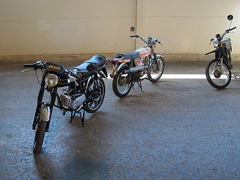 Zweimal Monza, Scrambler in der Mitte, rechts eine Puch Ranger. (Foto: Martin Krusche)