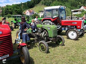 Fünfzehner vor einem Modell der Plusserie. – (Foto: Martin Krusche)