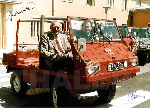 Konstrukteur Erich Ledwinka (links) im Steyr-Puch AP 700 (Haflinger) neben Ferdinand „Fredi“ Thaler. - (Photo: Archiv Thaler)