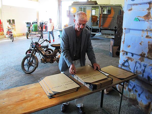 Graphic Novelist Chris Scheuer , eine ungewöhnliche Verköperung des Verhältnisses Mensch-Maschine, bei Mythos Puch III. (Photo: Martin Krusche)