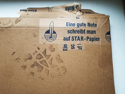 Das Poststück wurde mit dem Fuß signiert. (Foto: Martin Krusche)
