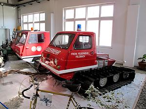 Drei Schneewiesel, vorne die amtliche Polyester-Hütte, dahinter sebstgestrickte Kleinserien-Häusel. (Foto: Martin Krusche)