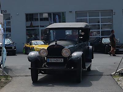 Karl Haar beim Ärmel-Training, um den 1921er Cadillac im Schritttempo um die Kurve zu bekommen. (Foto: Martin Krusche)