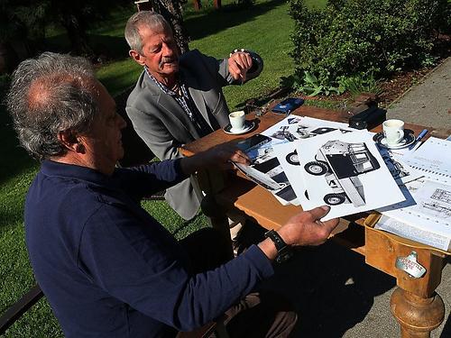 Comic-Zeichner Chris Scheuer (rechts) zu Besuch bei Altmeister Fredi Thaler. (Foto: Martin Krusche)