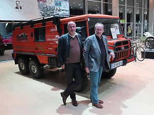 Techniker Markus Rudolf (links) und Karlheinz Rathkolb (Leiter des Puch-Museums) vor dem 6x6 Pinzgauer, der seinen Namen von Pinzgauer Noriker bezogen hat. (Foto: Martin Krusche)