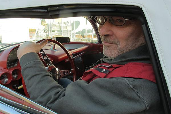 Künstler Martin Krusche in einem komplexen Maschinchen (Chevrolet Corvette) - (Foto: Roman Hold)