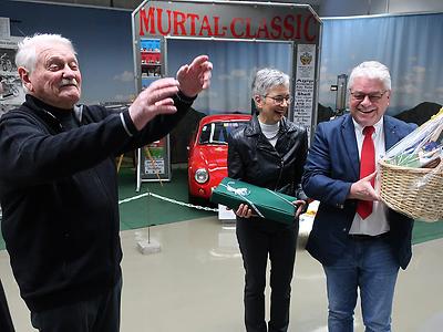 Der gut gelaunte Kurator Fritz Glöckner (links) mit seiner Frau und mit Bürgermsietr Hannes Dolleschall. (Foto: Martin Krusche)