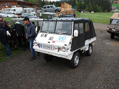 Weiß steht ihm natürlich auch. Und ganz hinten sieht man den Haflinger zwo, also den G-Wagon, der heuer seinen Vierziger hat. (Foto: Martin Krusche)