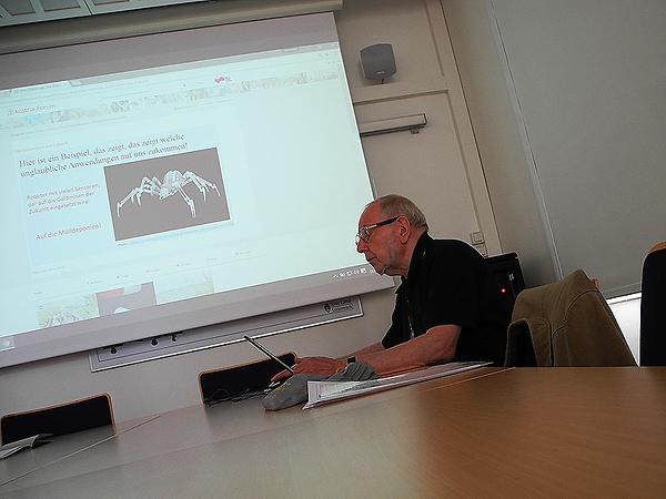 Hermann Maurer bei einer Besprechung in der Kulturabteilung des Landes. (Photo: Martin Krusche)