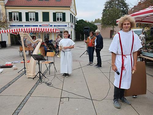 Lateinstunde auf dem Hauptplatz Gleisdorfs. (Foto: Martin Krusche)