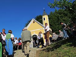 Dresscode: Bei diesem Anlaß dominiert die Tracht, aber T-Shirts haben genauso Platz. – (Foto: Martin Krusche)