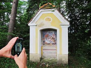 In Miesenbach findet man einen Kreuzweg mit ziemlich kuriosem Verlauf. – (Foto: Martin Krusche)