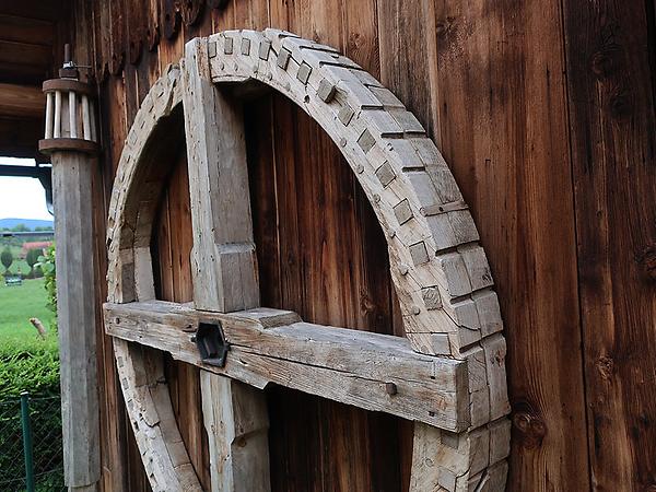 Das Kronrad als frühe Form des Zahnrades ist eine phänomenale Erfindung, um Drehbewegungen und Kraftausbeute zu steuern. Links davon ein Spindelrad auf einer Welle. - (Foto: Martin Krusche)