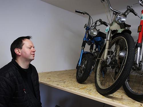 Josef Laller in einem Puch-lastigen Winkel seines Betriebes. (Foto: Martin Krusche)