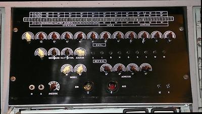 Steuerpaneel des Computers „Mailüfterl“. (Foto: Reinraum, Public Domain)